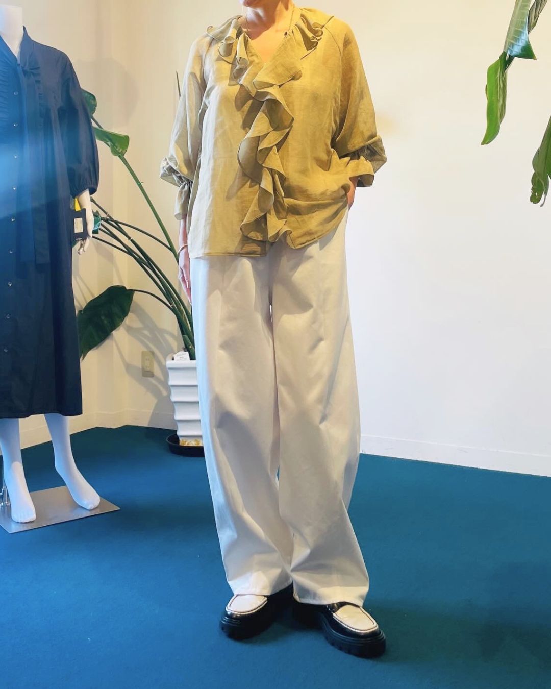 フリルブラウス