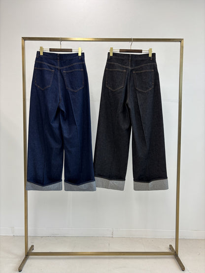 ロールアップデニムパンツ（後ろ姿）