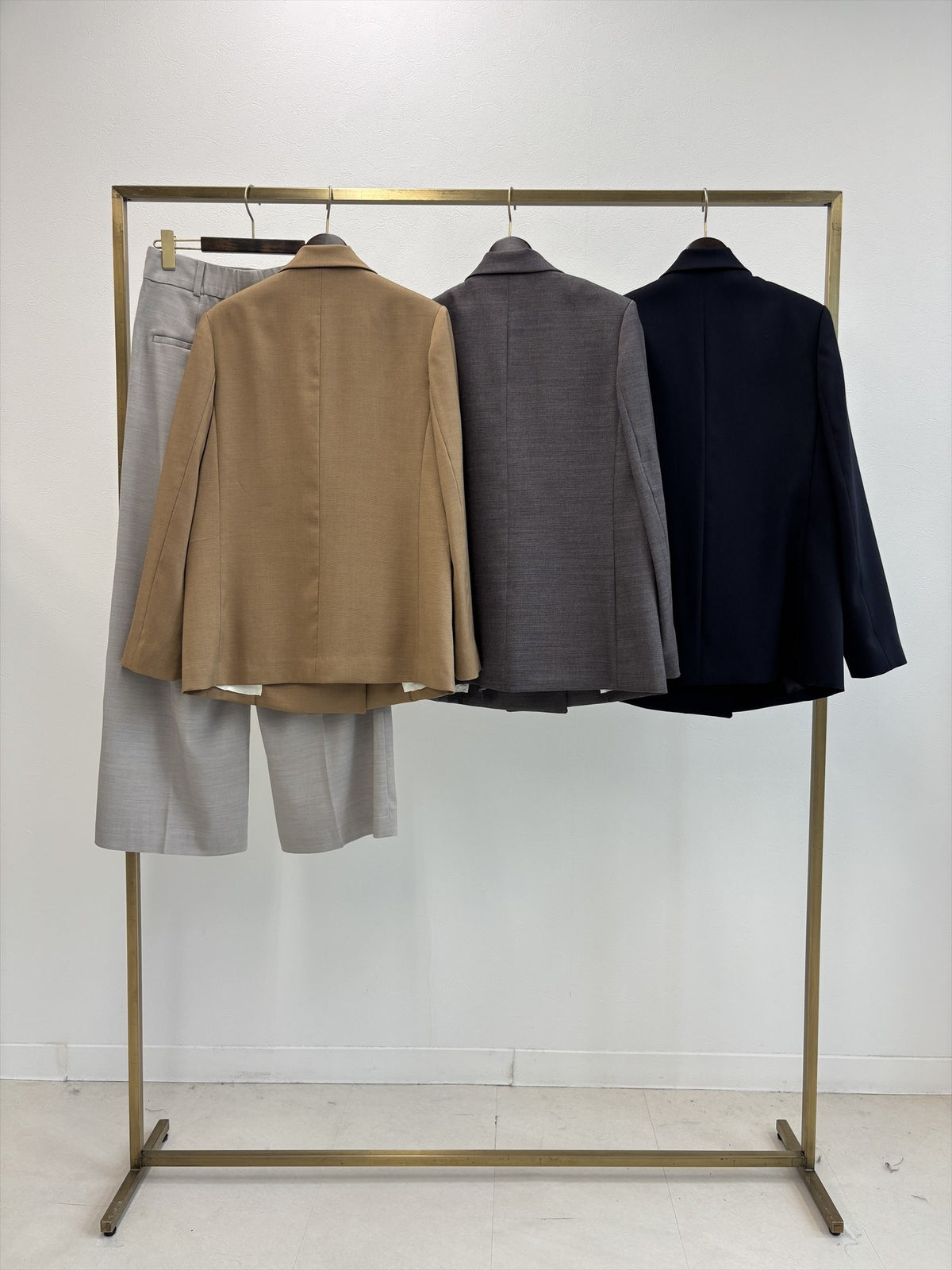 ウールブレンドダブルブレストジャケット（後ろ姿）