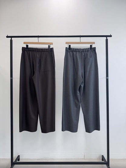 ウールタックワイドパンツ（後ろ姿）