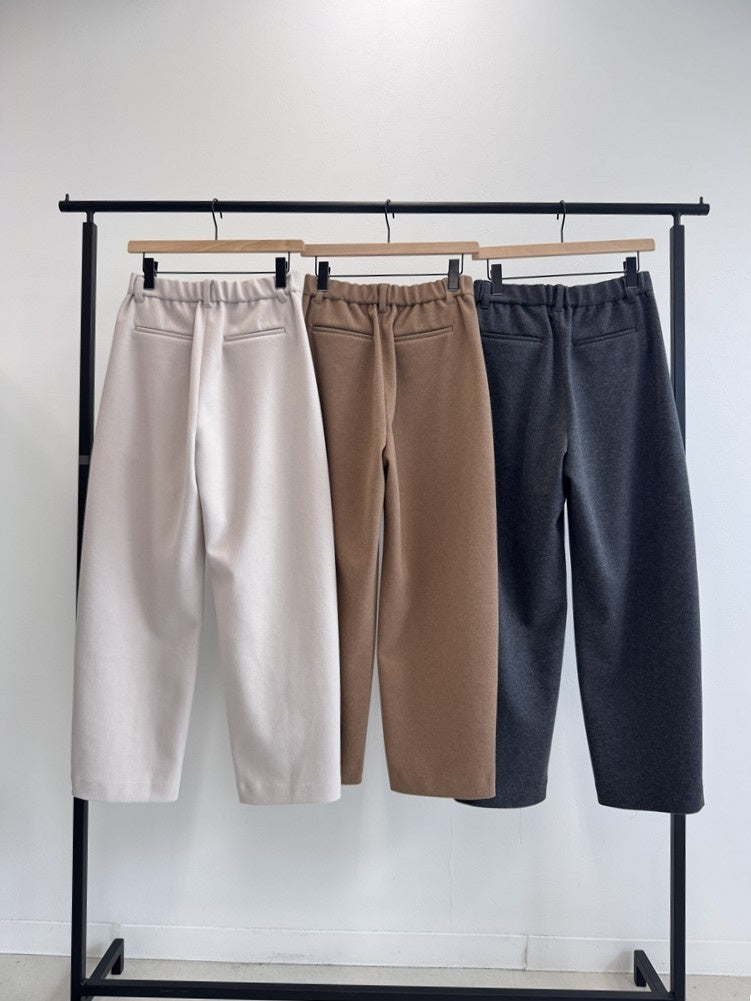 ストレッチジャージバレルパンツ（後ろ姿）
