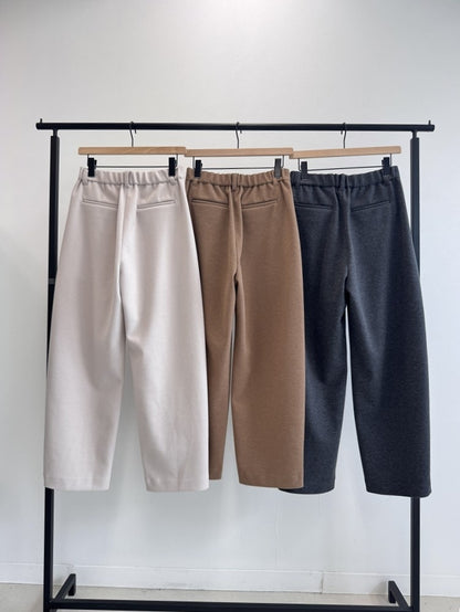 ストレッチジャージバレルパンツ（後ろ姿）
