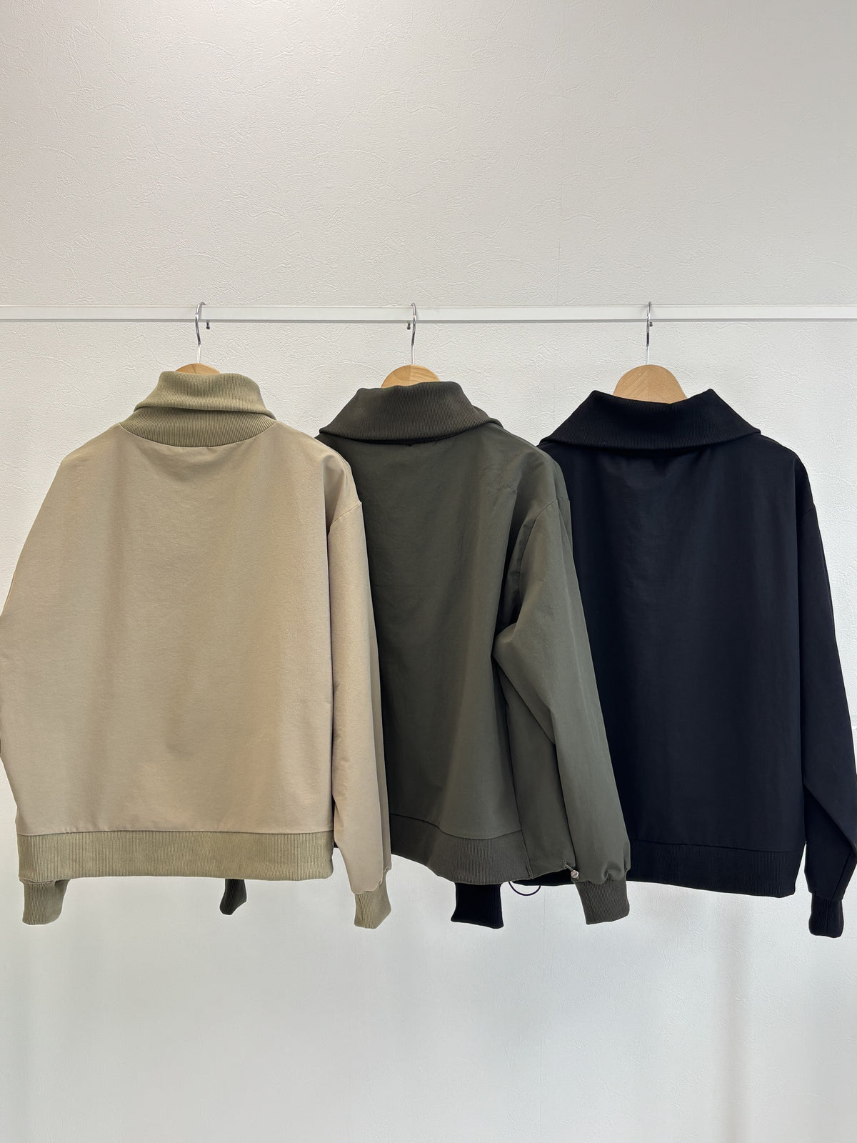 ハーフジップドロストプルオーバー（後ろ姿）