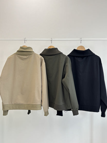 ハーフジップドロストプルオーバー（後ろ姿）