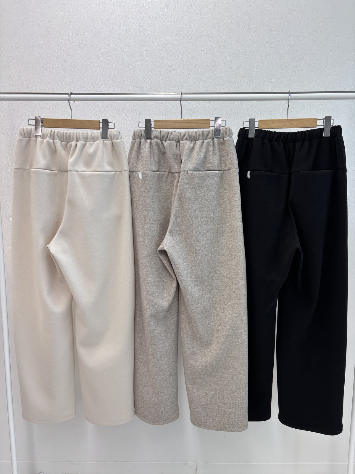 ダブルジャージーストレートパンツ（後ろ姿）